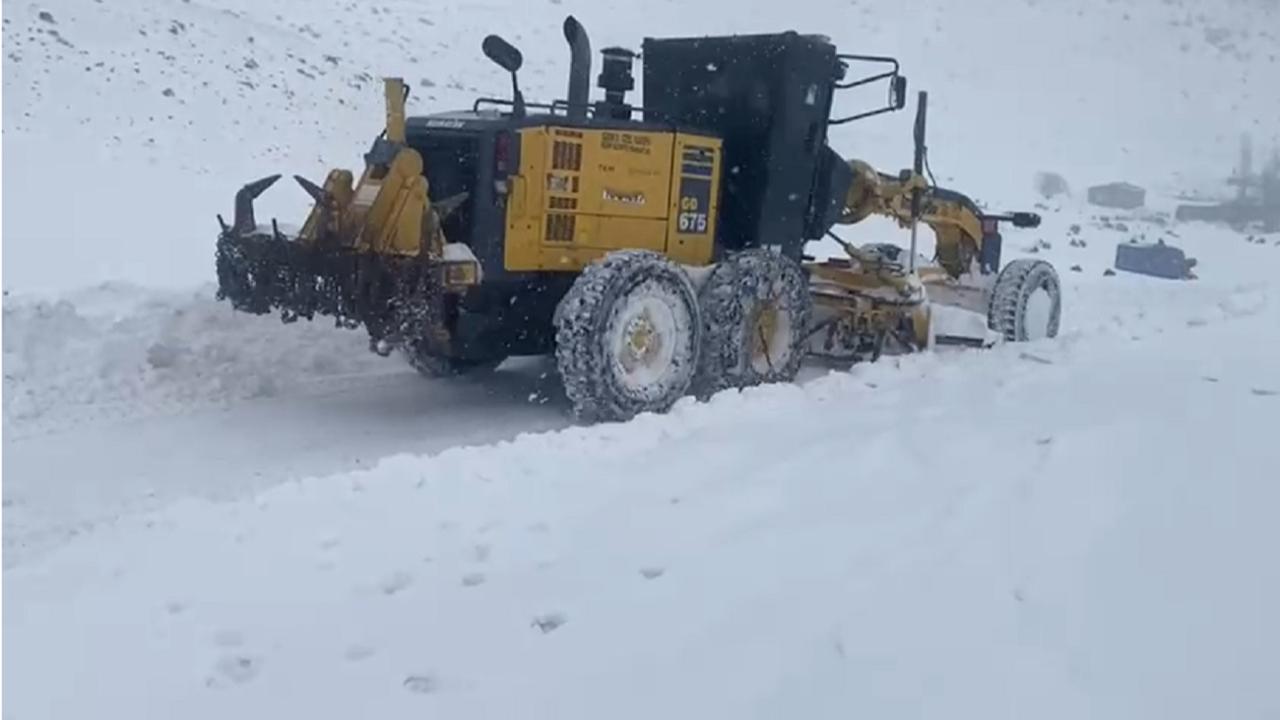Iğdır’da Kar Geçit Vermiyor: 8 Köy Yolu Ulaşıma Kapandı, Ekipler Seferber Oldu!