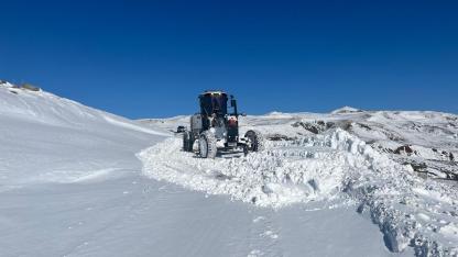 Iğdır’da Kar Nedeniyle Kapalı Olan Köy Yollarında Çalışmalar Devam Ediyor