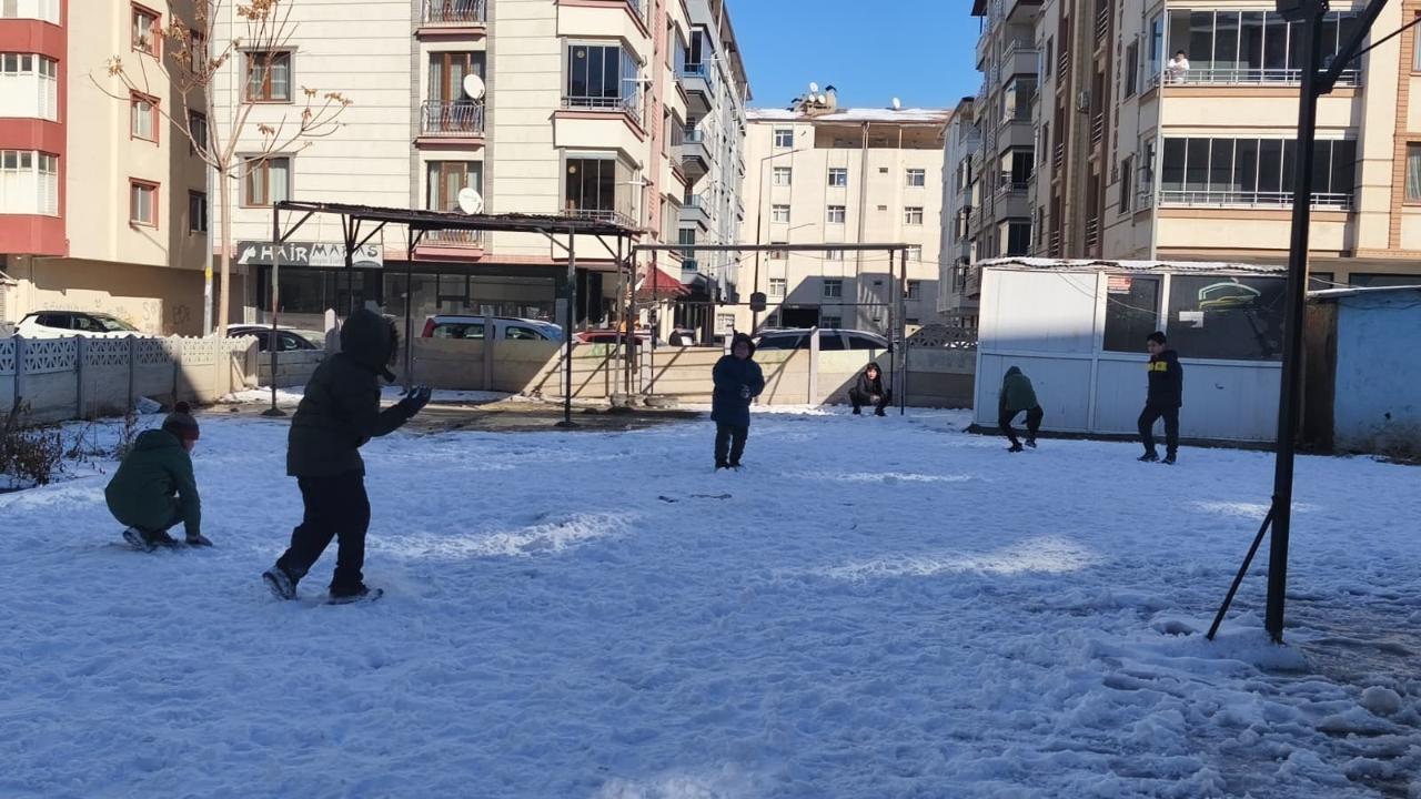 Iğdır’da Karın Tadını Çocuklar Çıkardı: Oto Yıkama Bahçesi Oyun Alanına Döndü