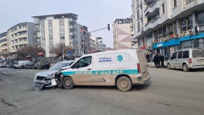 Iğdır'da Korkutan Kaza: Karaağaç Kampüsü Kavşağında Araçlar Çarpıştı!