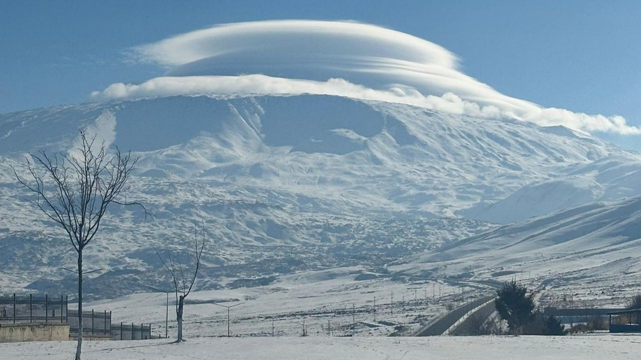 Iğdır'dan Muazzam Manzara: Ağrı Dağı’nın Zirvesini "Mercek Bulut" Sardı