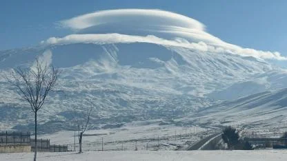 Iğdır'dan Muazzam Manzara: Ağrı Dağı’nın Zirvesini "Mercek Bulut" Sardı