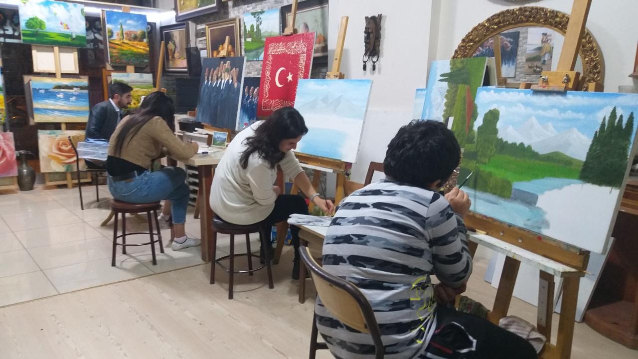 Iğdırlı Gençler Tatili Sanatla Renklendirdi: Antika Sanat Evi’ne Yoğun İlgi