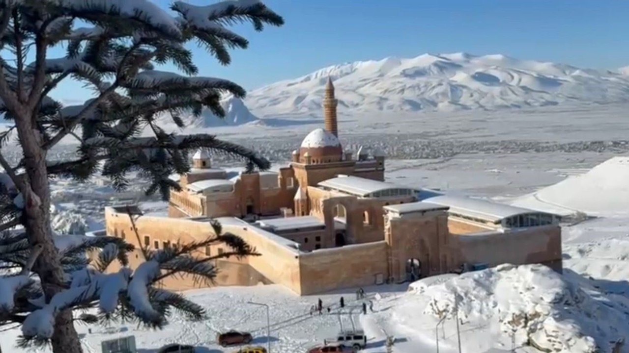 İshak Paşa Sarayı’nda Kış Masalı: Tarihi Yapı Beyaz Gelinliğini Giydi