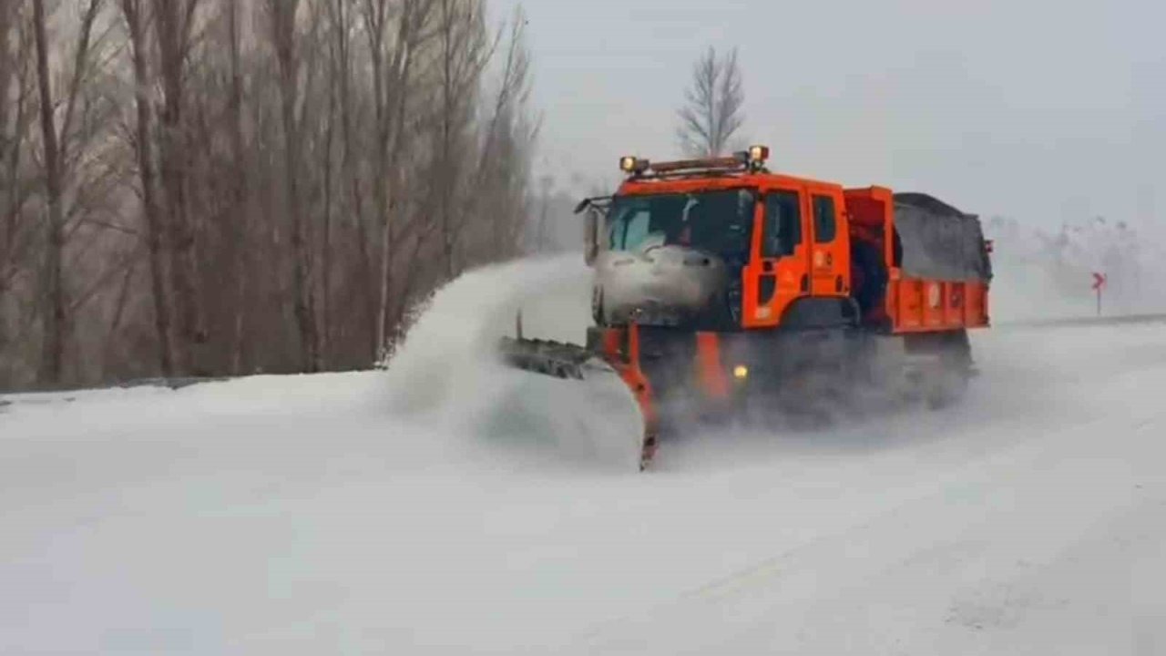 Kar durmadı, Karayolları ekipleri gece gündüz sahada