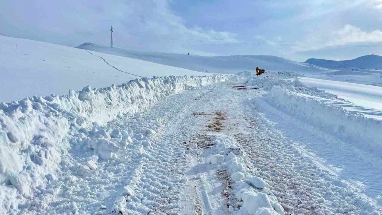 Kar kalınlığının yer yer 2 metreyi bulduğu bölgede yol açma çalışması