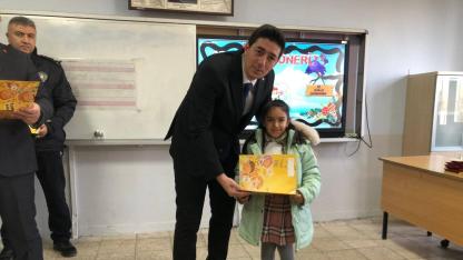 Karakoyunlu’da Karne Heyecanı: Kaymakam Fatih Erdoğan Öğrencilerin Sevincine Ortak Oldu