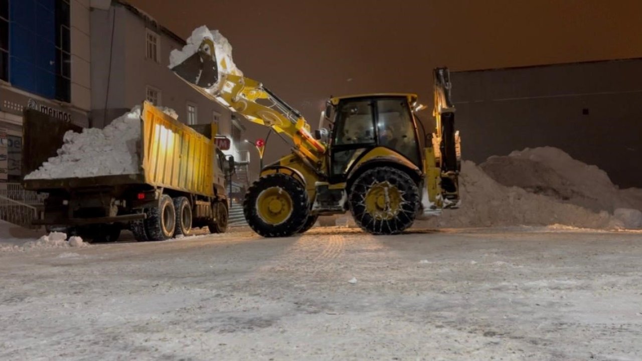 Karayazı’da karla mücadele: 81 köy yolu ulaşıma açıldı