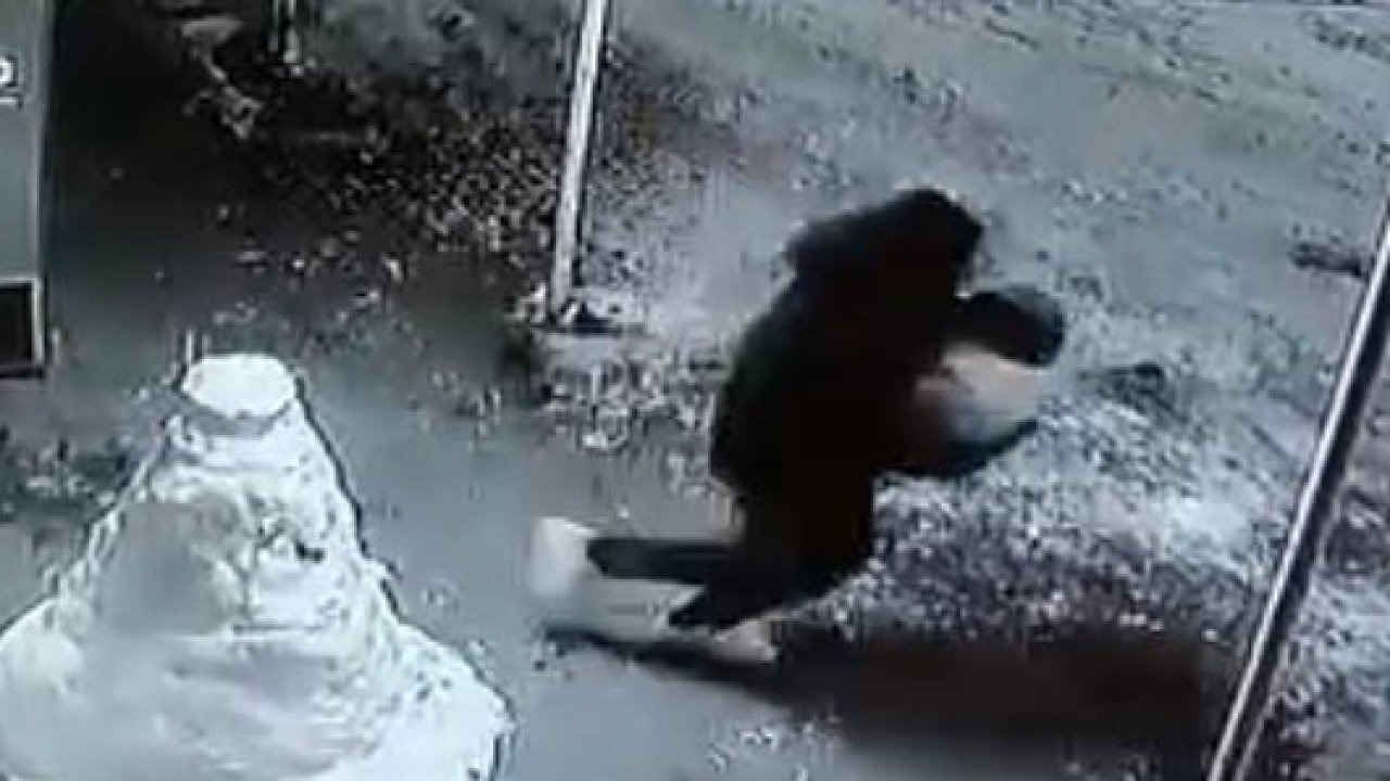 Kardan adamın kafasını çaldılar, o anlar kamerada