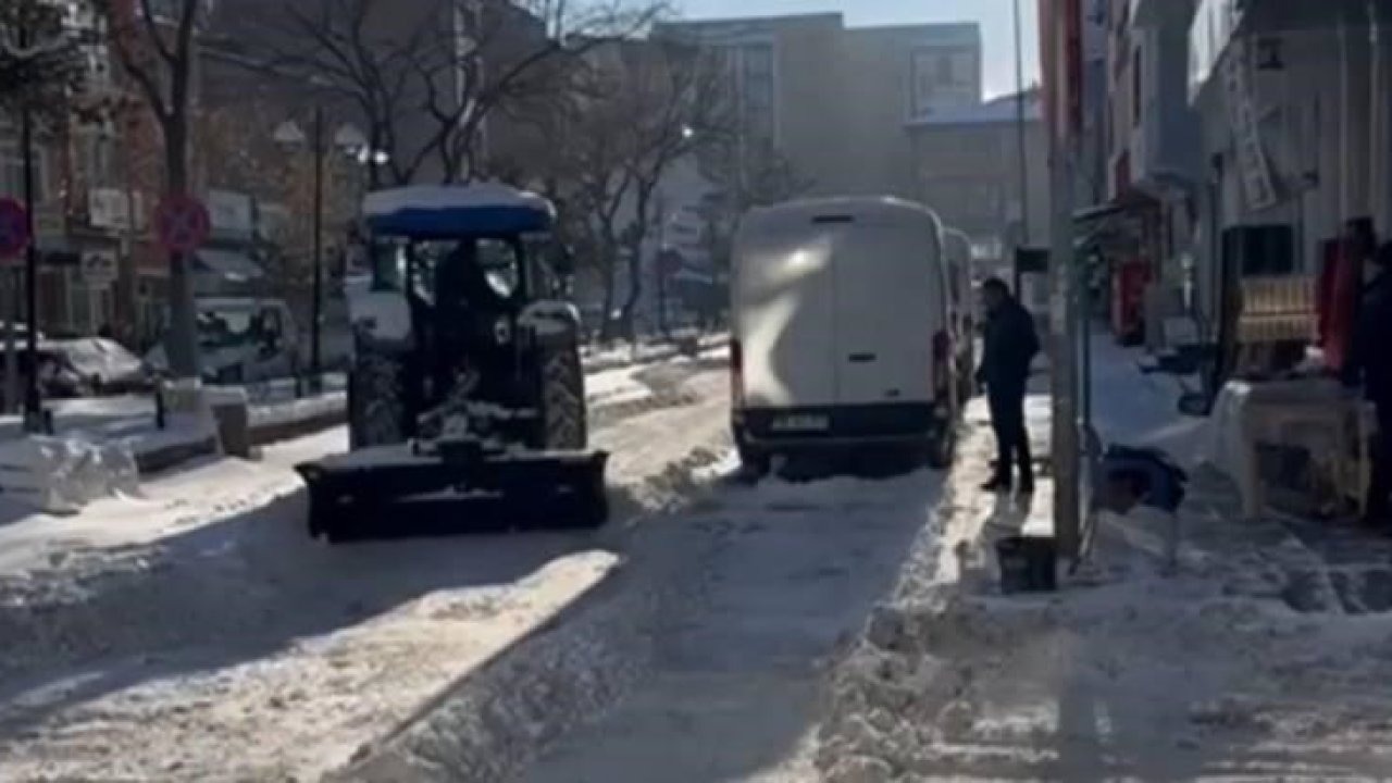 Karslı Esnaftan Örnek Davranış: Satış Bekleyen Traktörlerle Kar Temizliği Yaptı