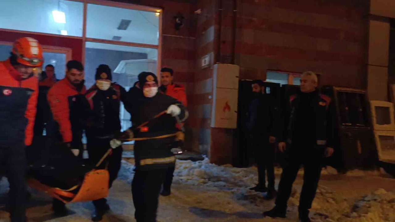 Kars'ta Asansör Boşluğuna Düşen Genç Hayatını Kaybetti