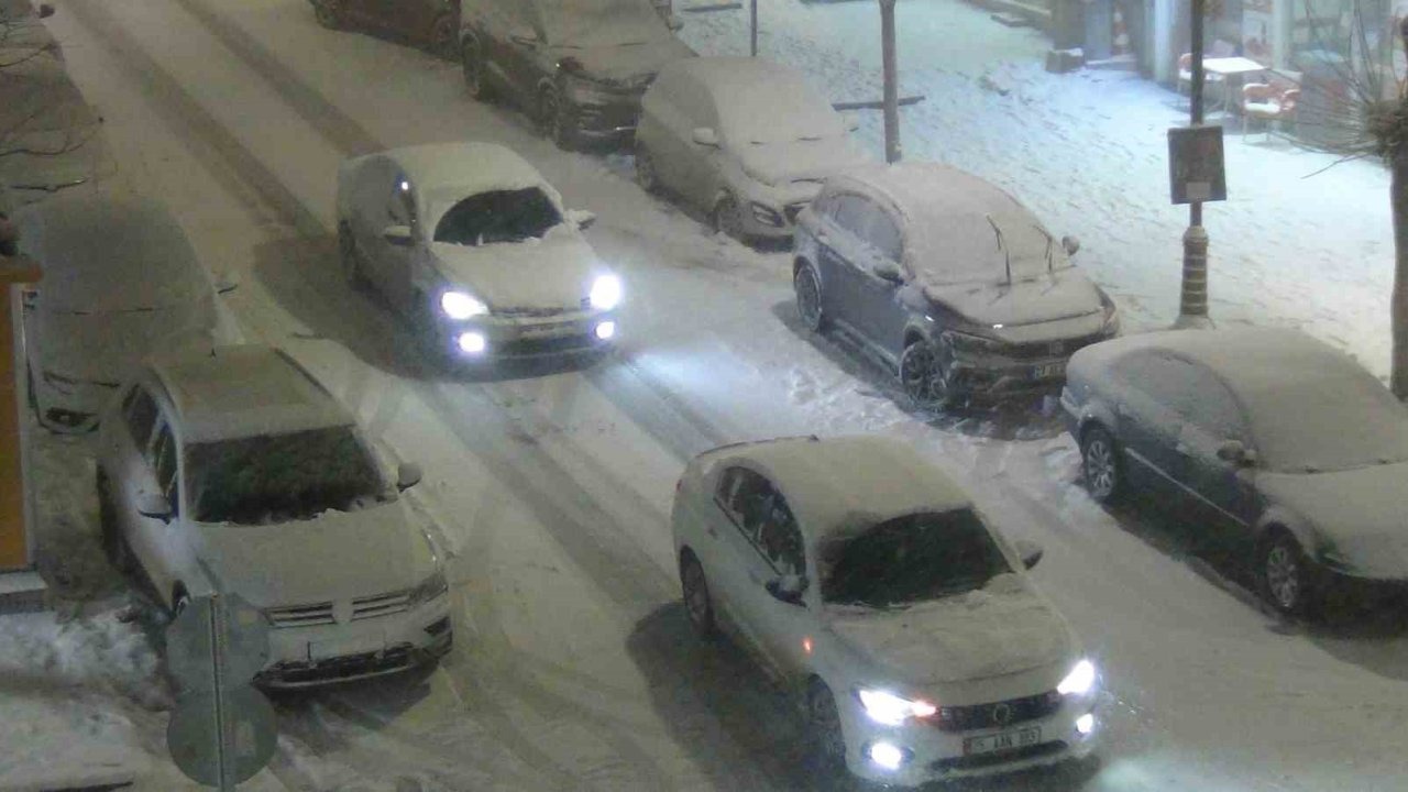 Kars’ta Beyaz Esaret: 200 Köy Yolu Kapandı, Eğitime Kar Molası Verildi