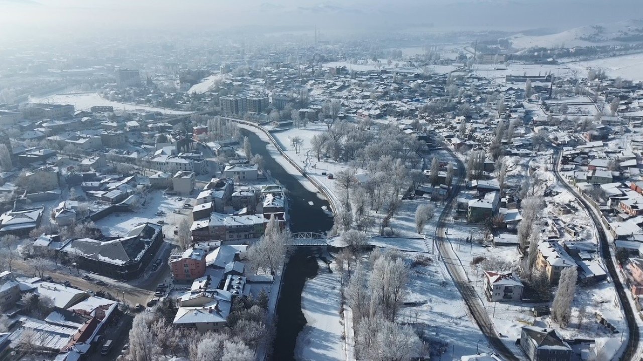 Kars’ta Görsel Şölen: Dondurucu Soğuk Doğayı "Buz Müzesine" Çevirdi
