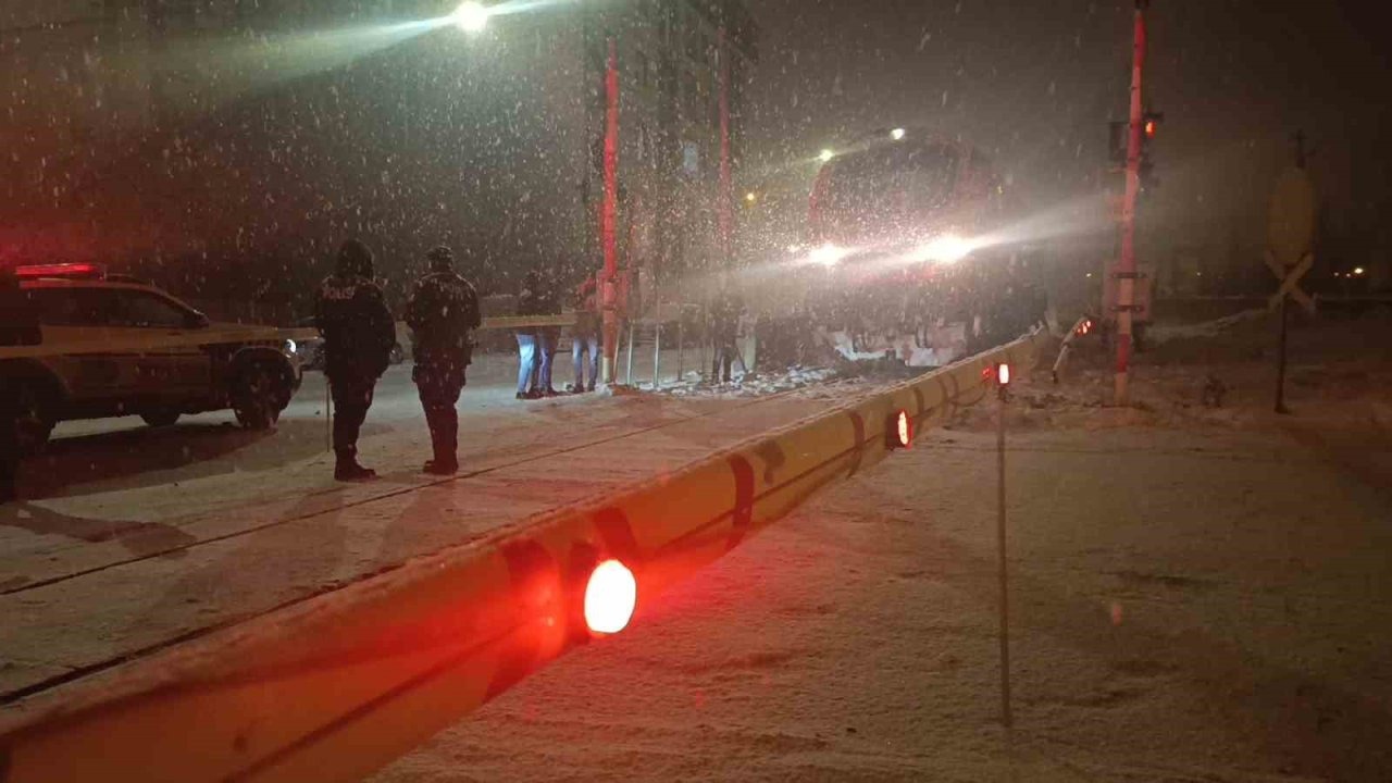 Kars’ta Hemzemin Geçitte Kaza: Lokomotif 16 Yaşındaki Çocuğa Çarptı