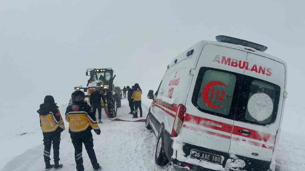 Kars’ta Kar Esareti: Ambulansların İmdadına Özel İdare Yetişti