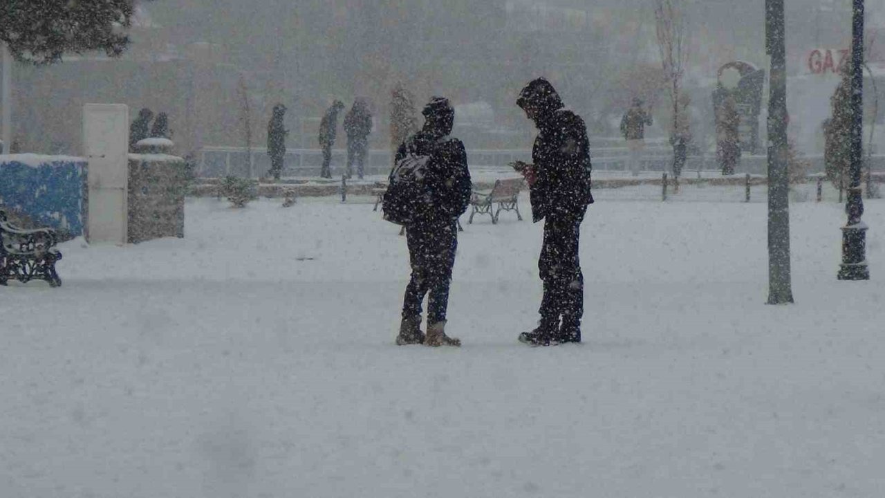 Kars'ta Kar Yağışı Coşkusu: Vatandaşlar Kar Altında Halay Çekti
