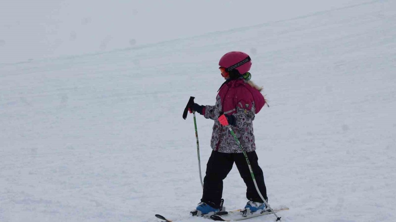 Kars'ta Karın Yıldızları Sarıkamış’ta Projesiyle 2 Bin Çocuk Kayakla Tanıştı