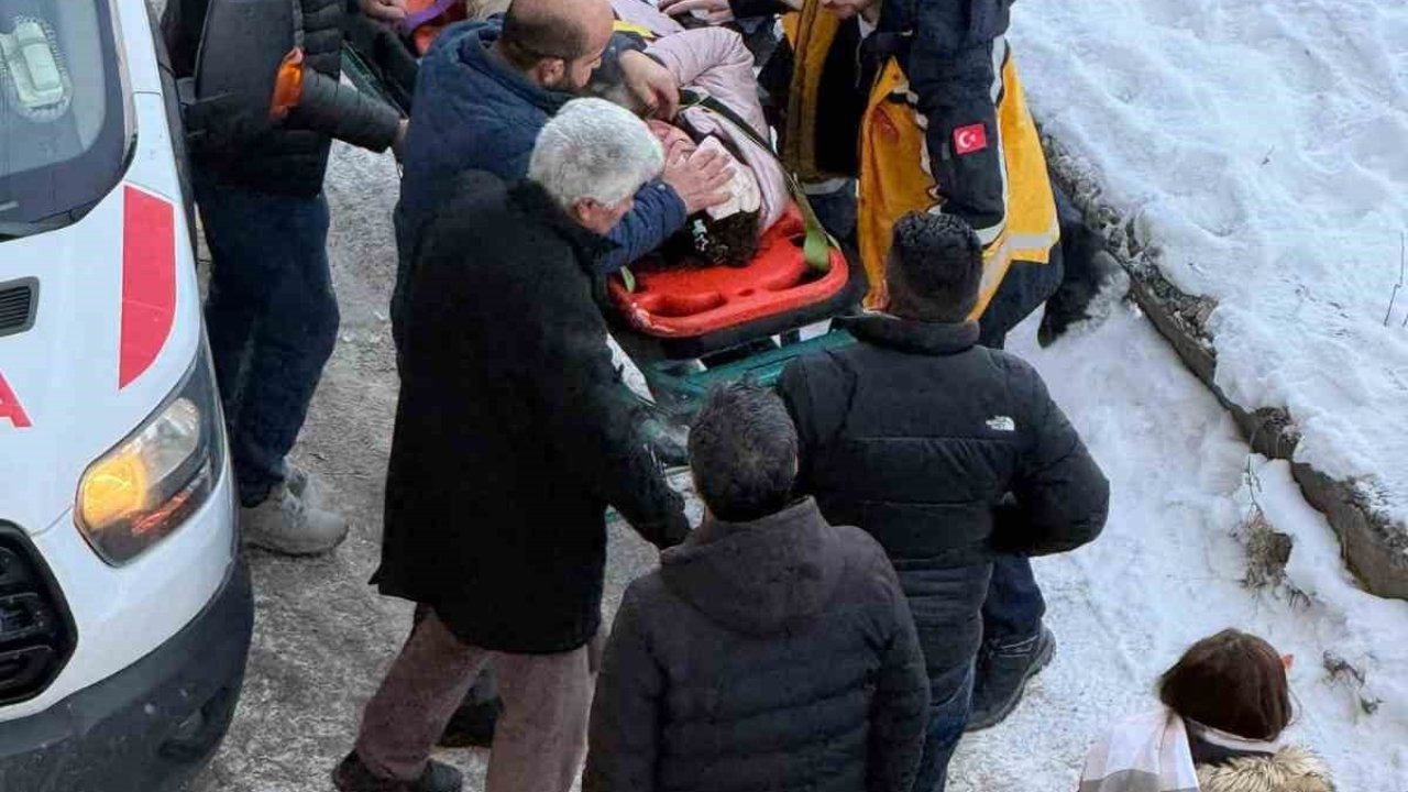 Kars’ta Korkutan Olay: Okula Giden Öğrencinin Başına Buz Kütlesi Düştü