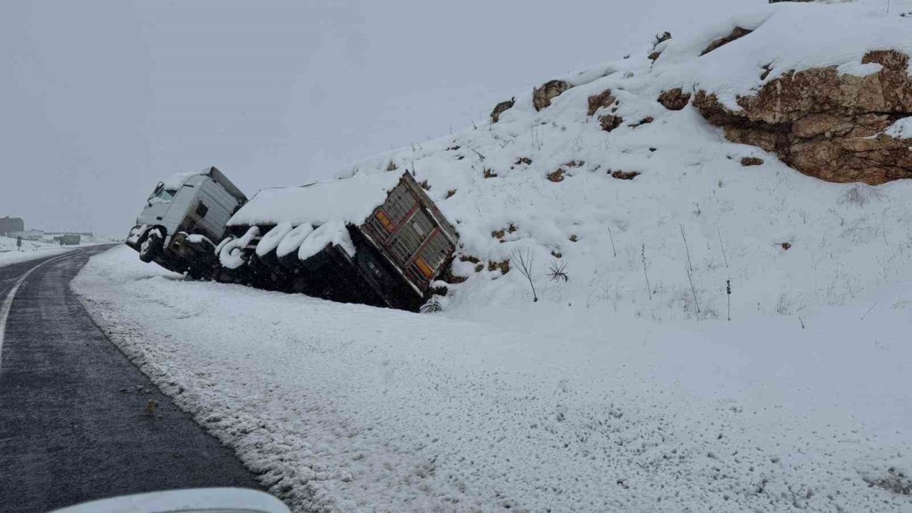 Kayganlaşan yol kaza getirdi, tır yol kenarına devrildi