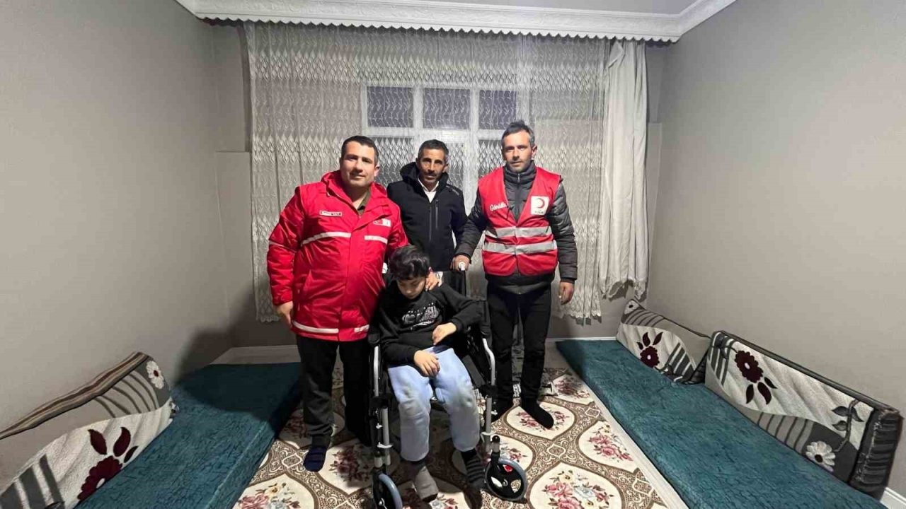 Kızılay’dan Özel Birey Ensar’a Anlamlı Destek: Tekerlekli Sandalye Teslim Edildi