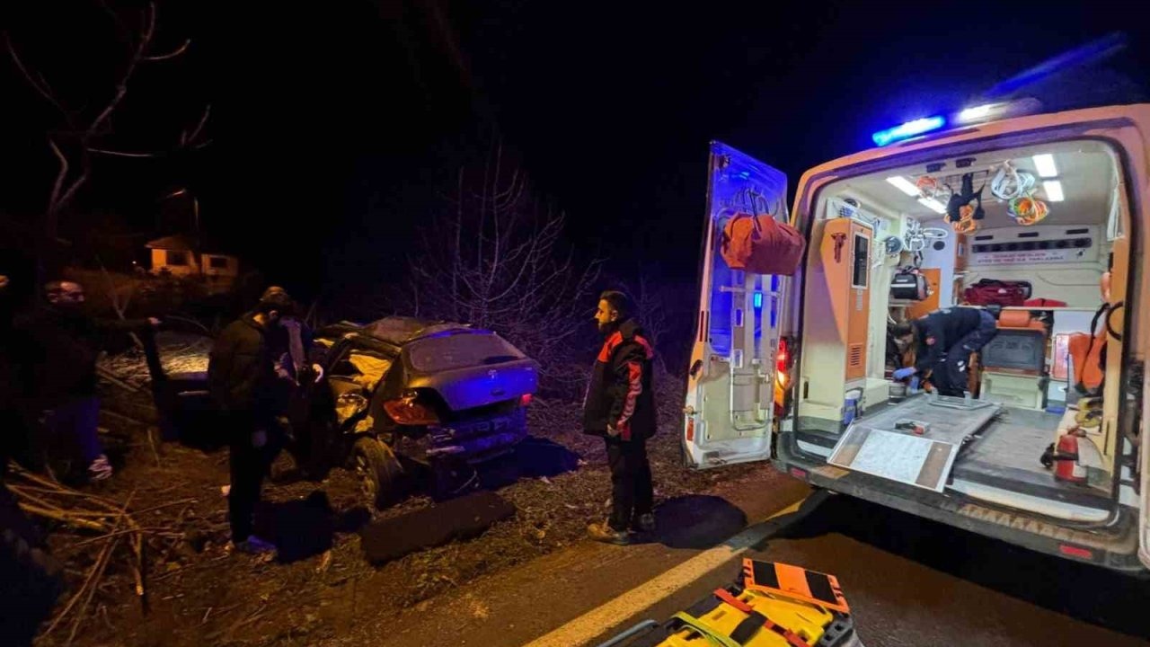 Kontrolden çıkan otomobil tarlaya girdi, sürücü yaralandı