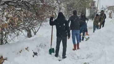 Köylüler kapanan sokaklarını elbirliğiyle açtı