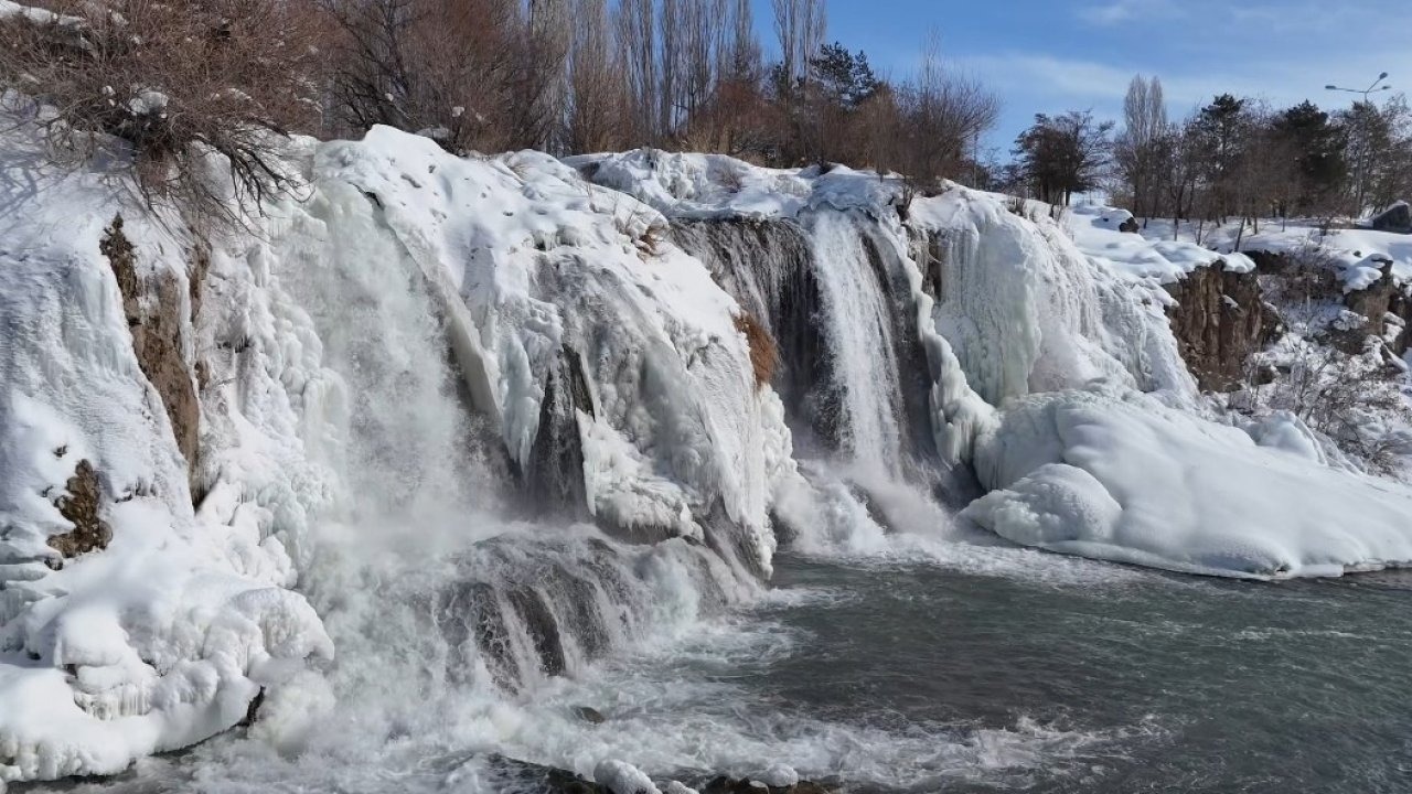Muradiye Şelalesi Beyaz Gelinliğini Giydi: Donan Sular Görsel Şölen Sunuyor