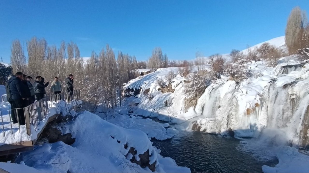 Muradiye Şelalesi Buz Tuttu: Pamukkale Travertenlerini Aratmayan Manzara