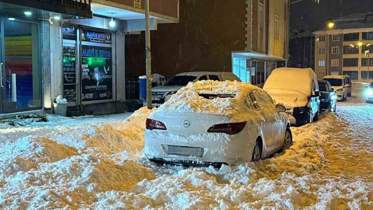 Muş’ta Çatıdan Düşen Kar Kütlesi Otomobili Ezdi: Olay Anı Kamerada