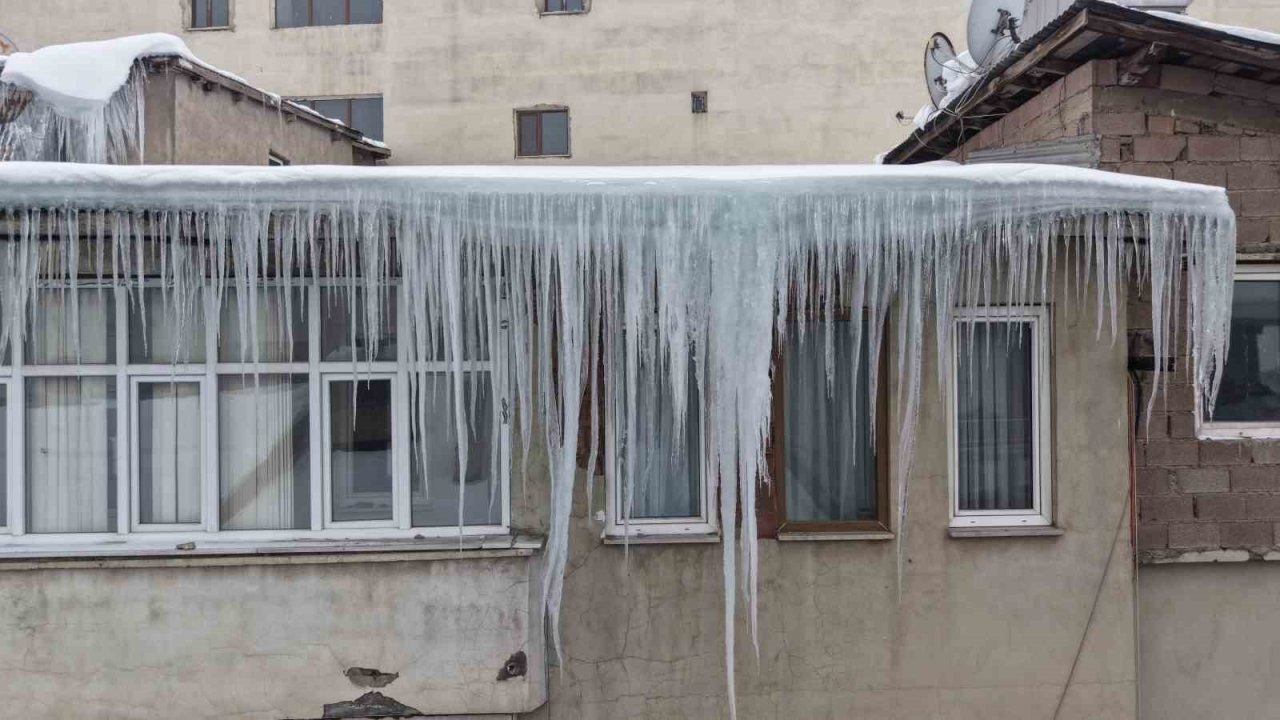 Muş’ta Dondurucu Soğuklar: Çatılarda Dev Buz Sarkıtları Oluştu