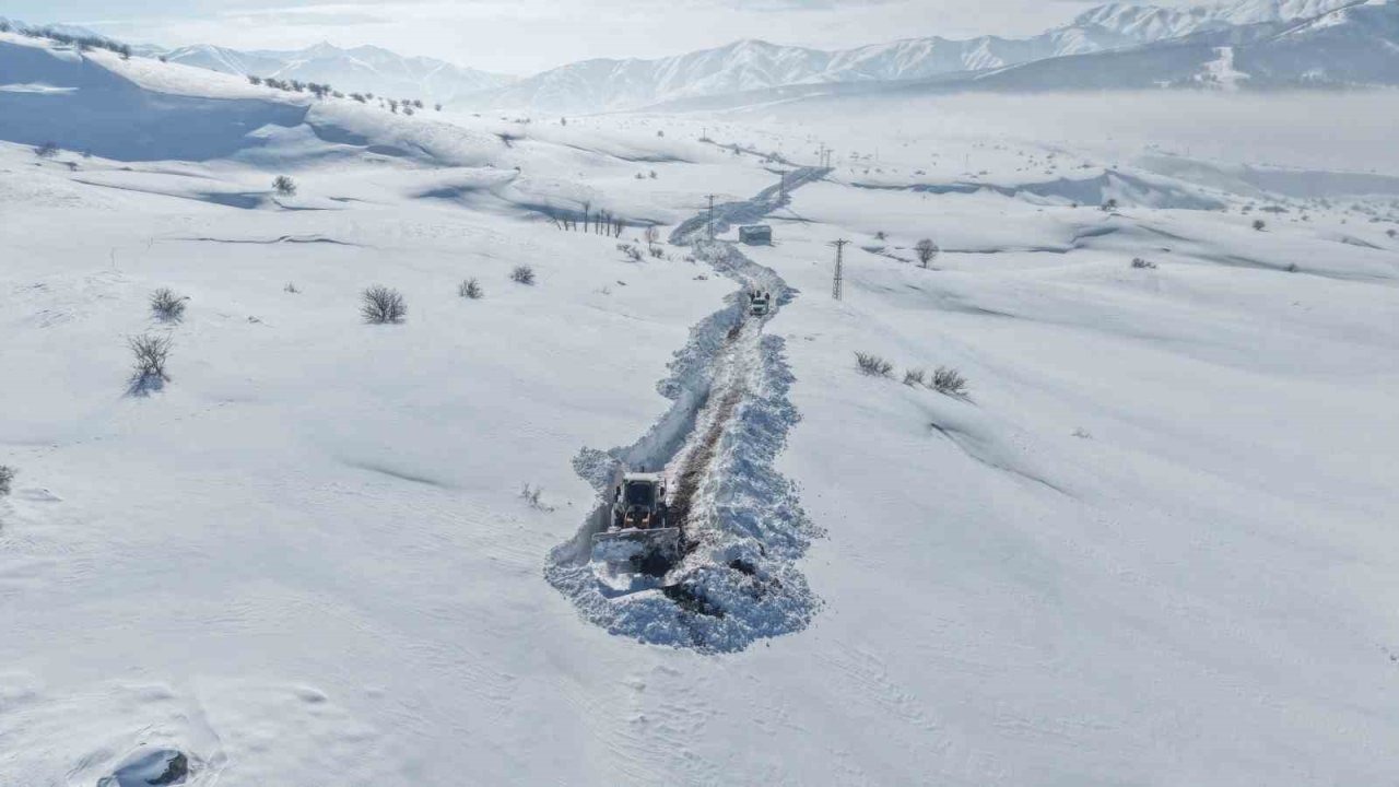 Muş’ta Kar Esareti: 4 Metrelik Kar Duvarları Aşıldı