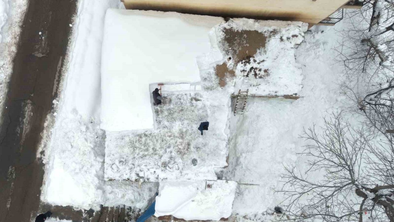 Muş’ta Kar Esareti: Kale Mahallesi’nde Evler Kara Gömüldü