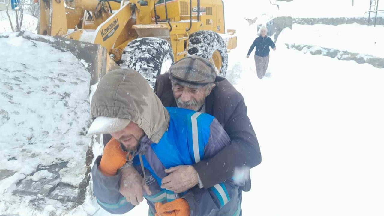 Muş’ta Kar Esaretinde Can Pazarı 4 Hasta Ekiplerin Yardımıyla Hastaneye Ulaştırıldı