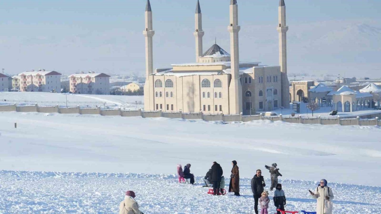 Muş’ta Kayak Sezonu Erken Başladı: Güzeltepe’de İlk Hafta Sonu Yoğunluğu
