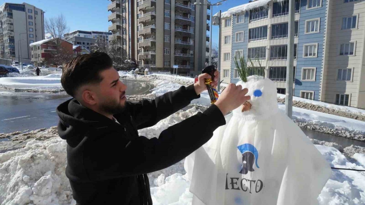 Muş’ta Tebessüme Dönüştü Berberlerden Kardan Adama Anatomik Tıraş