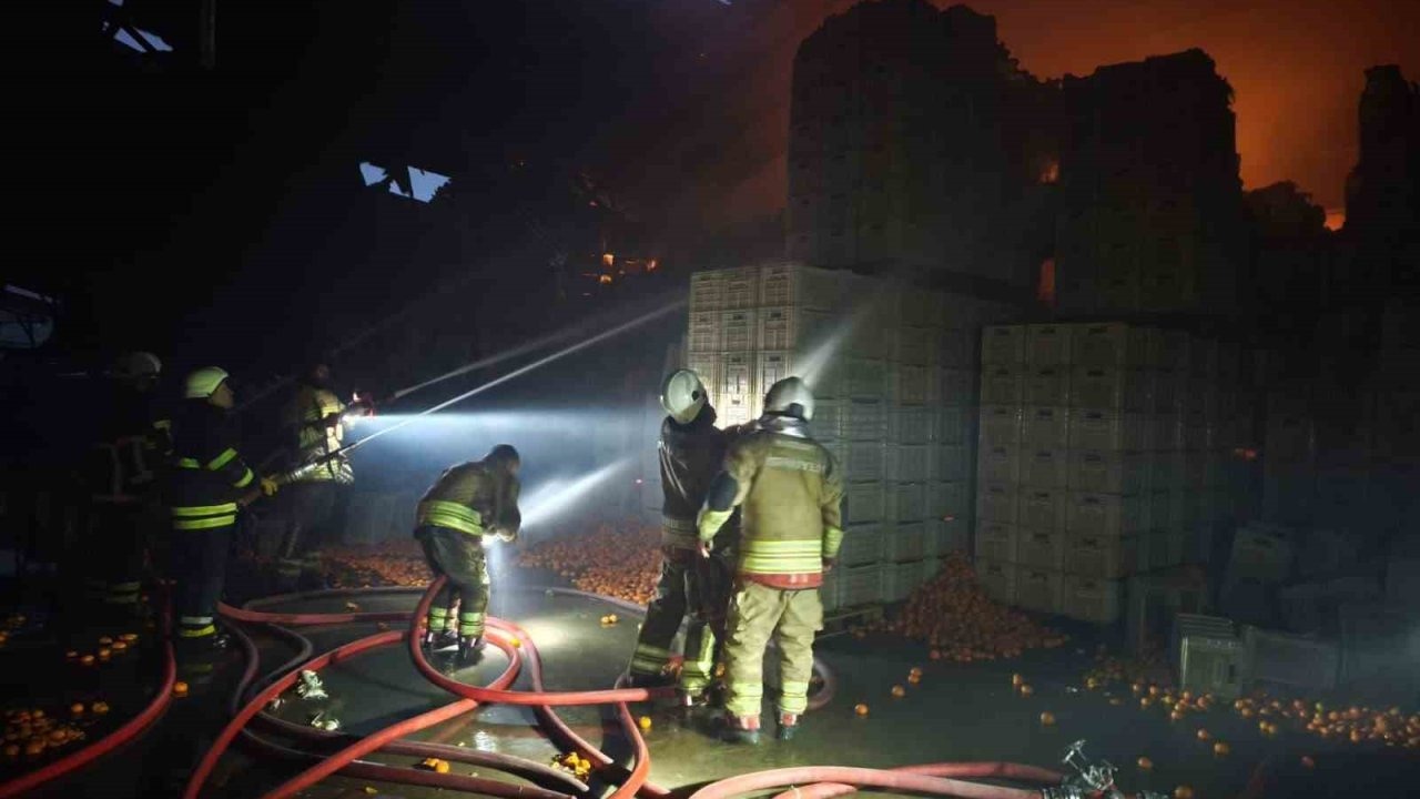 Narenciye paketleme fabrikası alevlere teslim oldu: 60 işçi tahliye edildi, 1 işçi öldü