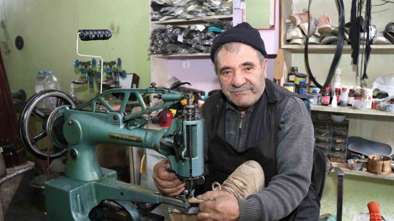 Oltu’da Ayakkabı Tamircilerine Kar Bereketi: Buzlanmaya Karşı "Pençe" Mesaisi