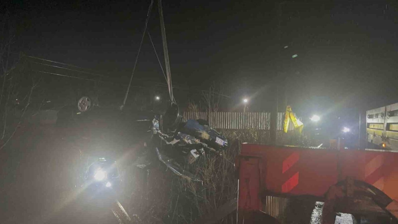 Otomobil çaya uçtu: Baba ve oğlu öldü