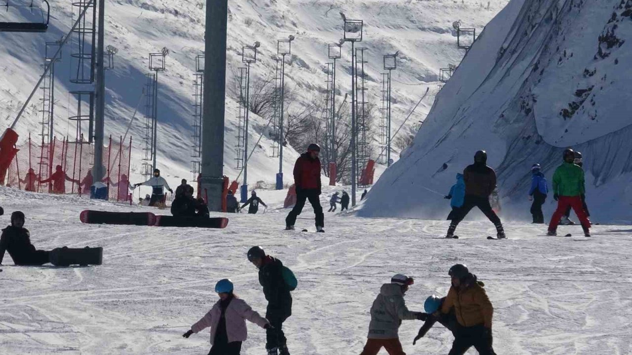 Palandöken’de Hafta Sonu Yoğunluğu: Kar Kalınlığı 2 Metreyi Aştı