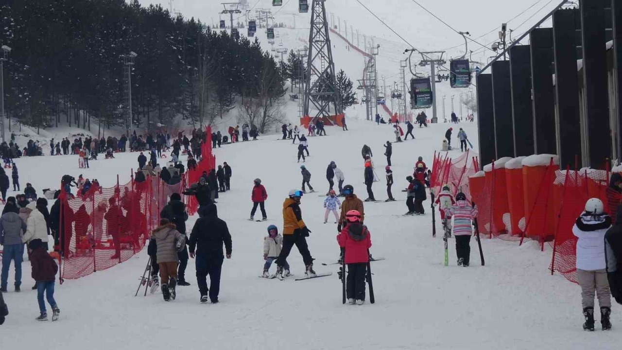 Palandöken’de Yarıyıl Yoğunluğu: Pistlerde Kayak, Kenarda Cağ Kebabı Keyfi