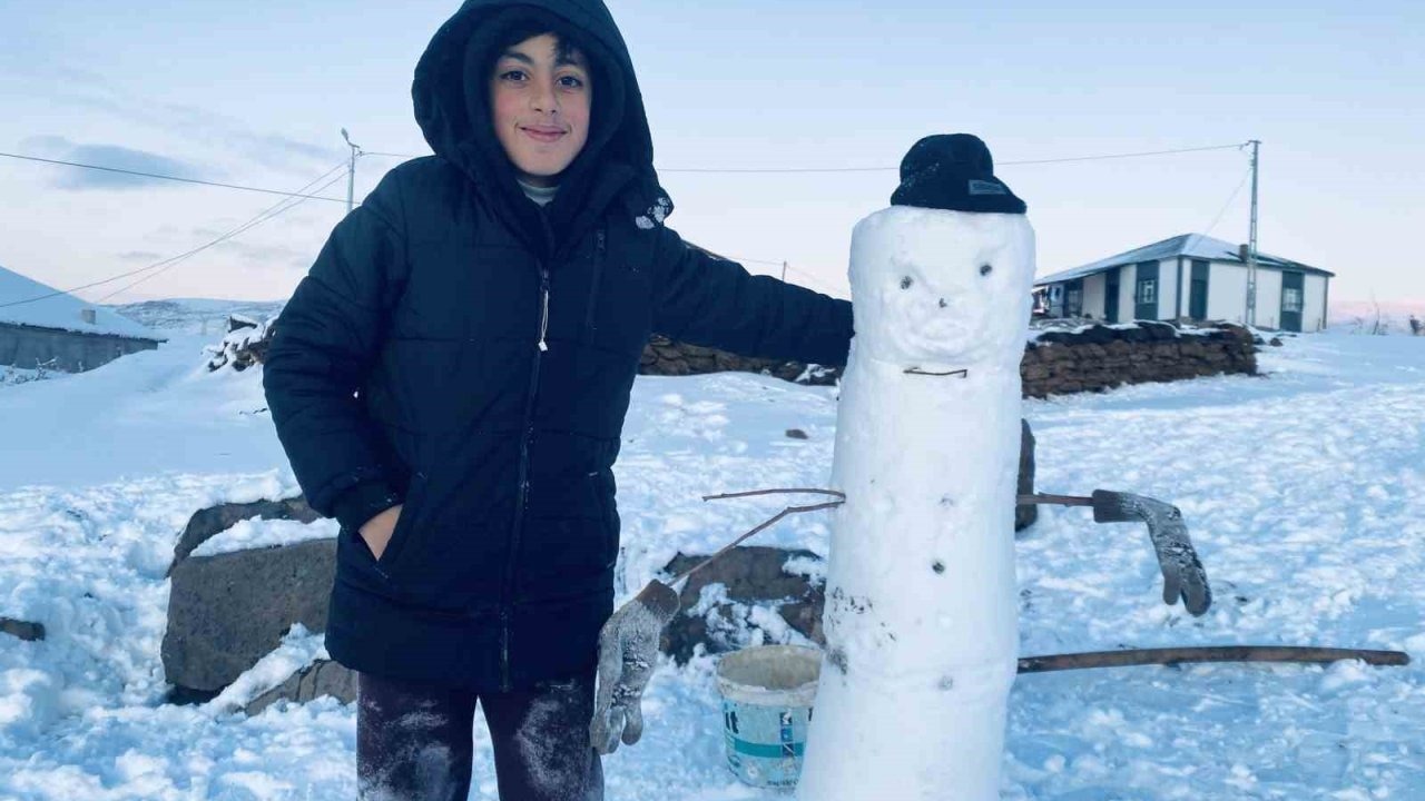 Patnos Beyaza Büründü: Kar Yağışı Sonrası İlçede Kartpostal Karşılığı Görüntüler