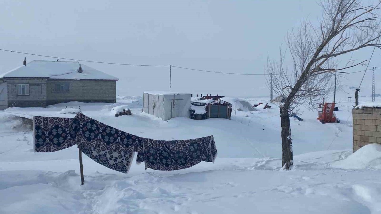 Patnos'ta Kar Esareti: Köyler Kara Gömüldü, Kar Kalınlığı 2 Metreyi Buldu!