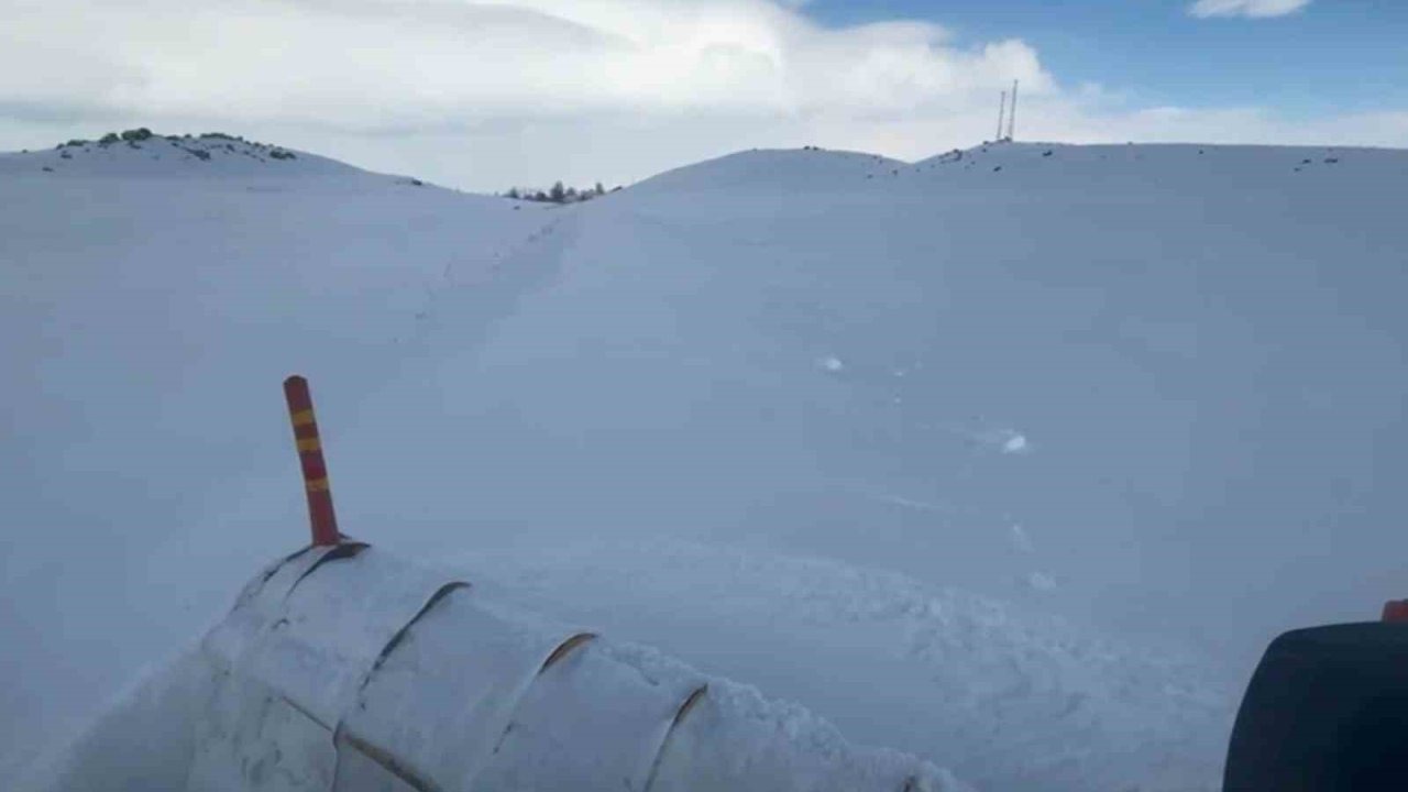 Patnos’ta Kar Kalınlığı 2 Metreyi Buldu: Ekipler Gece Gündüz Mesaide