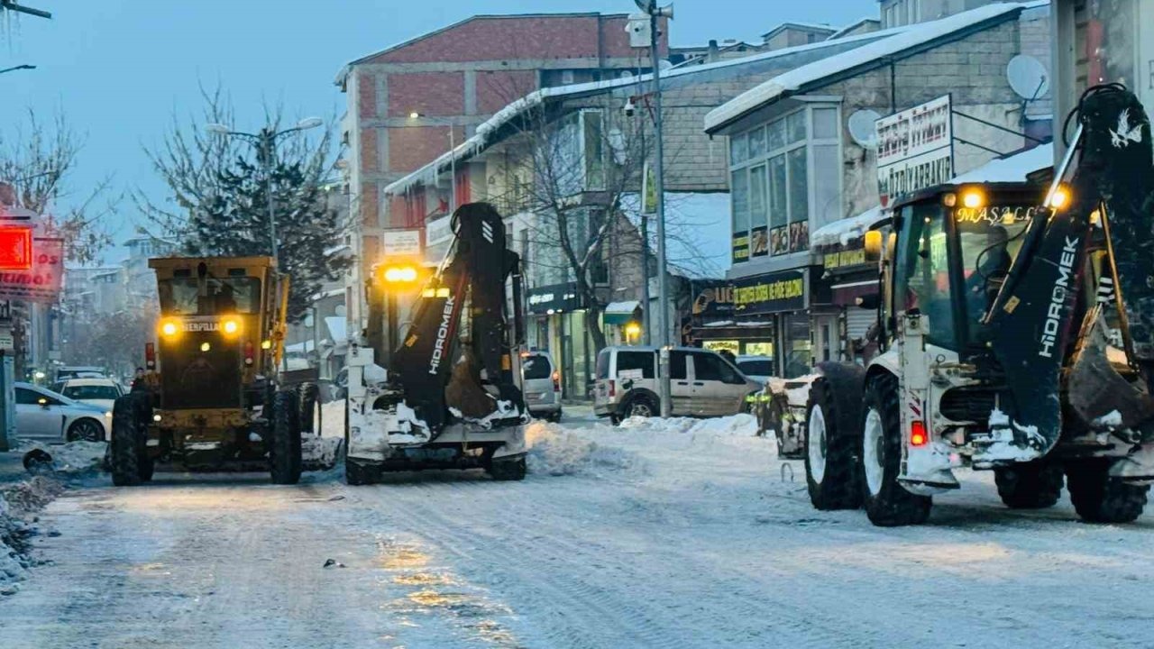 Patnos’ta Kar Seferberliği: Belediye Ekipleri Gece Gündüz Sahada