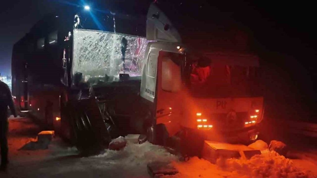 Sarıkamış Karakurt Mevkiinde Yolcu Otobüsü Kamyonla Çarpıştı: Yaralılar Var!