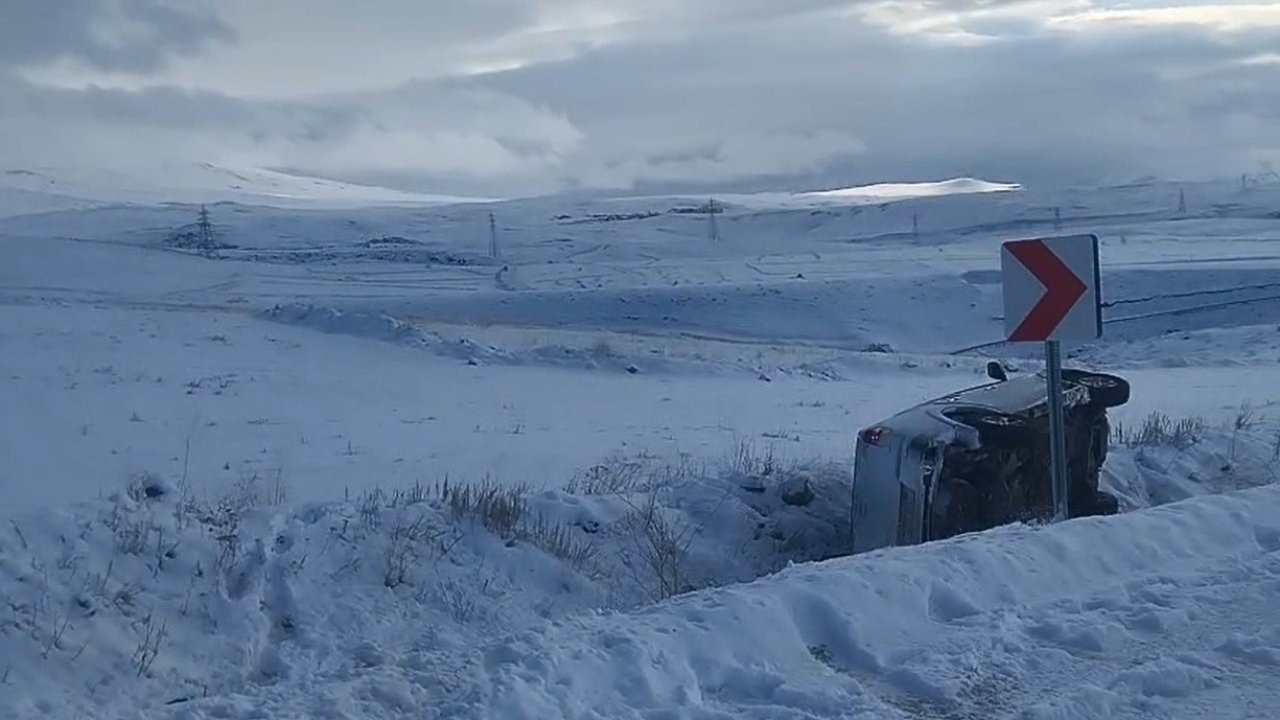 Sarıkamış-Karakurt Yolunda Kaza: Direksiyon Hakimiyetini Kaybeden Otomobil Yan Yattı