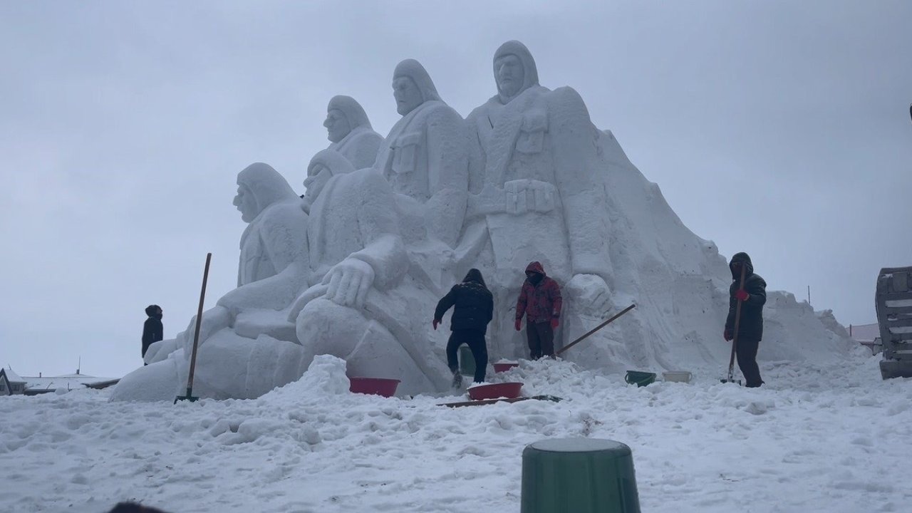 Sarıkamış’ta kardan heykellerin yapımı tamamlandı