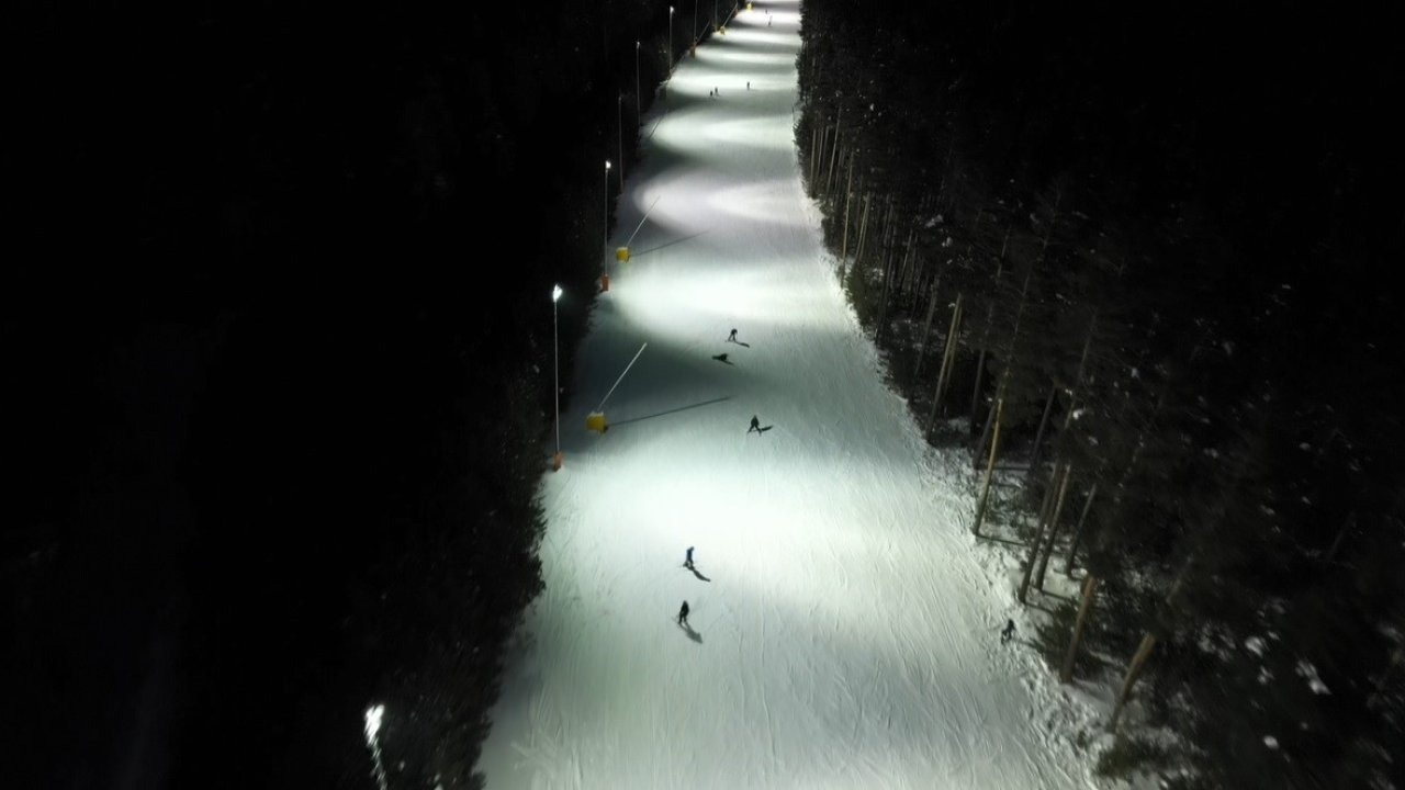 Sarıkamış’ta Kristal Kar Altında Gece Mesaisi: Pistler Işıl Işıl