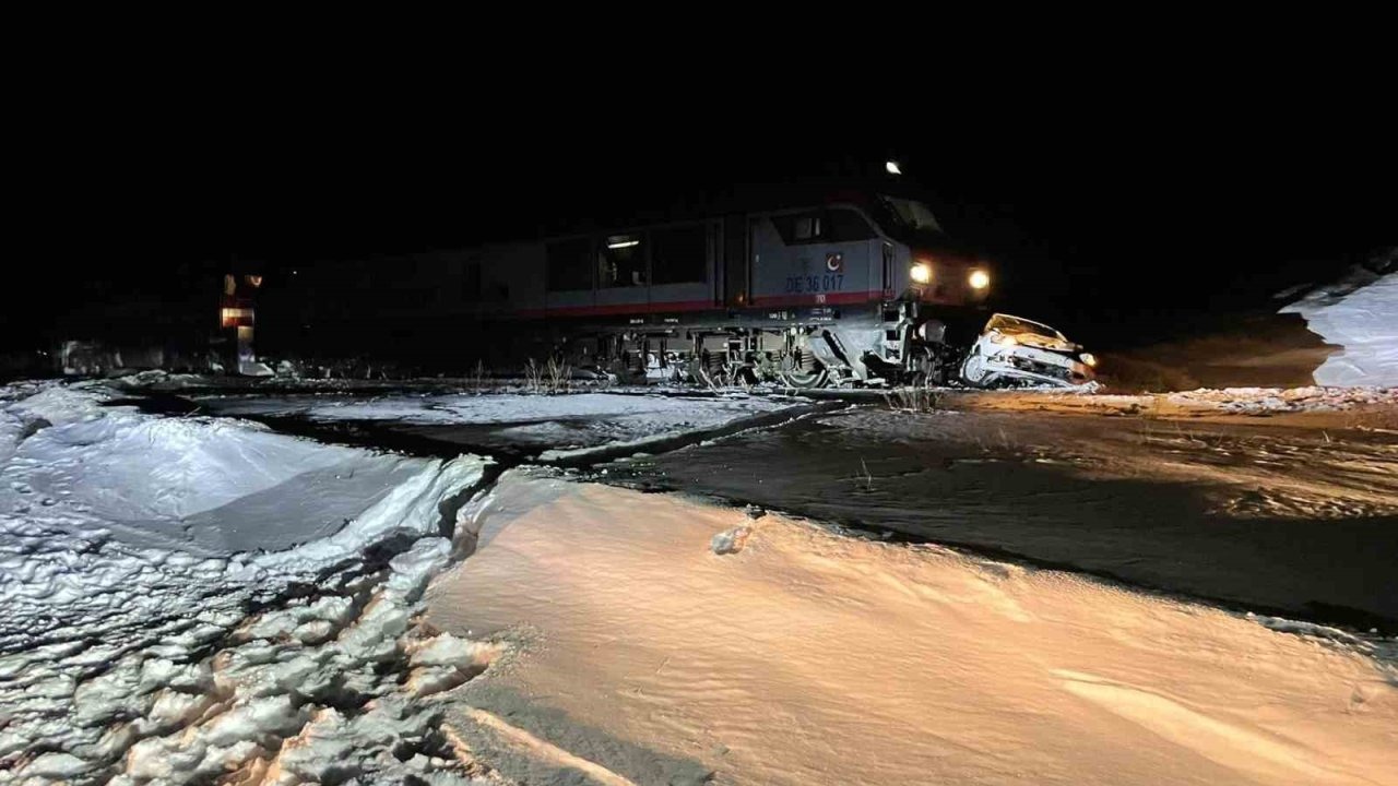 Sarıkamış'ta Yük Treni Otomobile Çarptı: 1 Yaralı