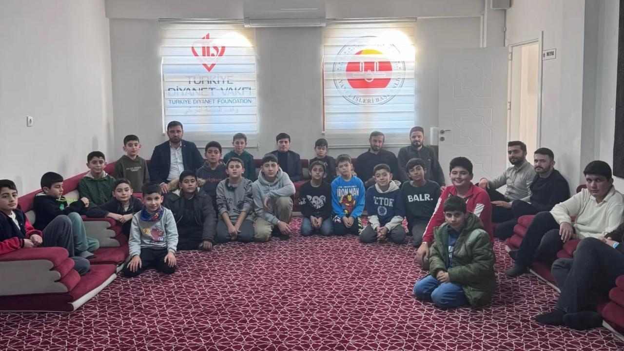 Şehit Er Erhan Çiyapul Camii’nde Renkli Görüntüler: Sevgiyle Yoğurulan Çiğköfteler Öğrencilere İkram Edildi